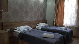 Отель Hotel Traveler Сигнахи Двухместный номер с 2 отдельными кроватями и ванной комнатой-1